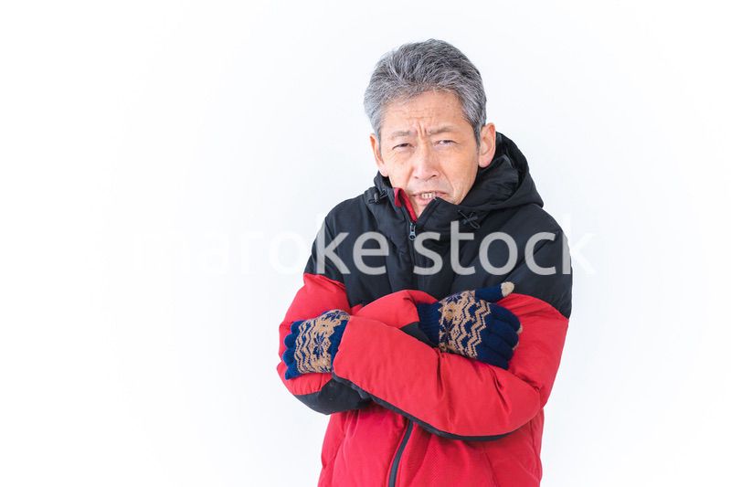 寒さに凍える高齢男性