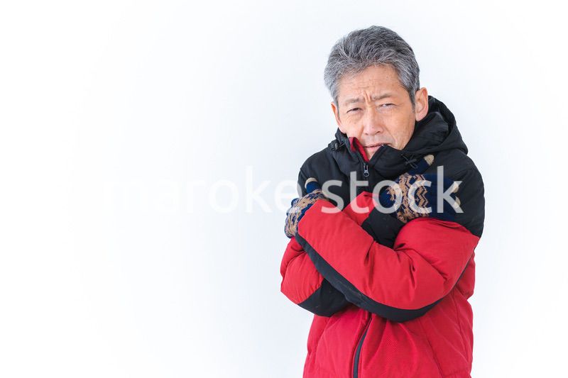 寒さに凍える高齢男性