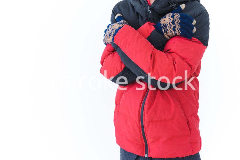 寒さに凍える高齢男性