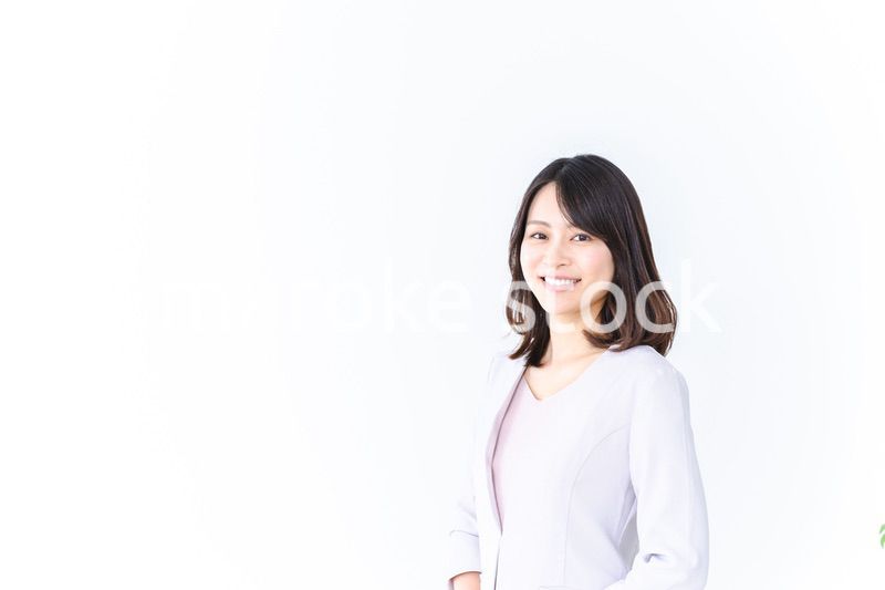 笑顔で仕事をするキャリアウーマン