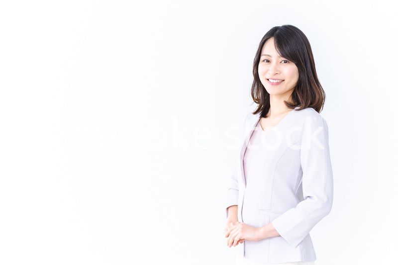 笑顔で仕事をするキャリアウーマン