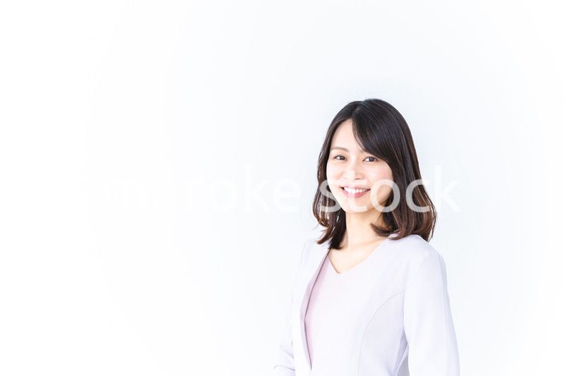 笑顔で仕事をするキャリアウーマン