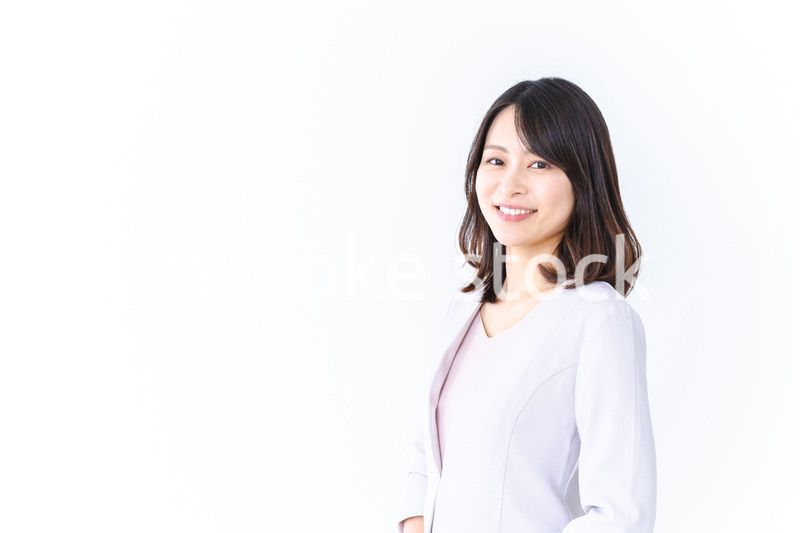 笑顔で仕事をするキャリアウーマン