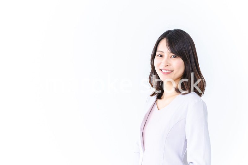 笑顔で仕事をするキャリアウーマン