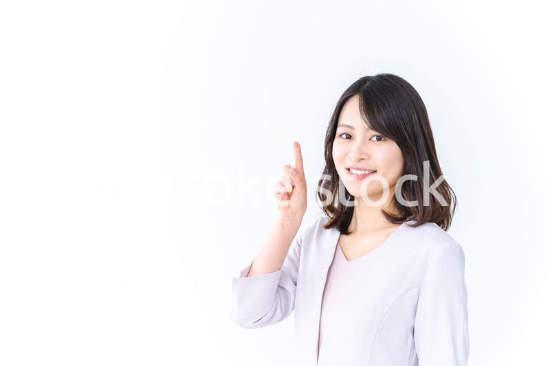笑顔で指差すキャリアウーマン