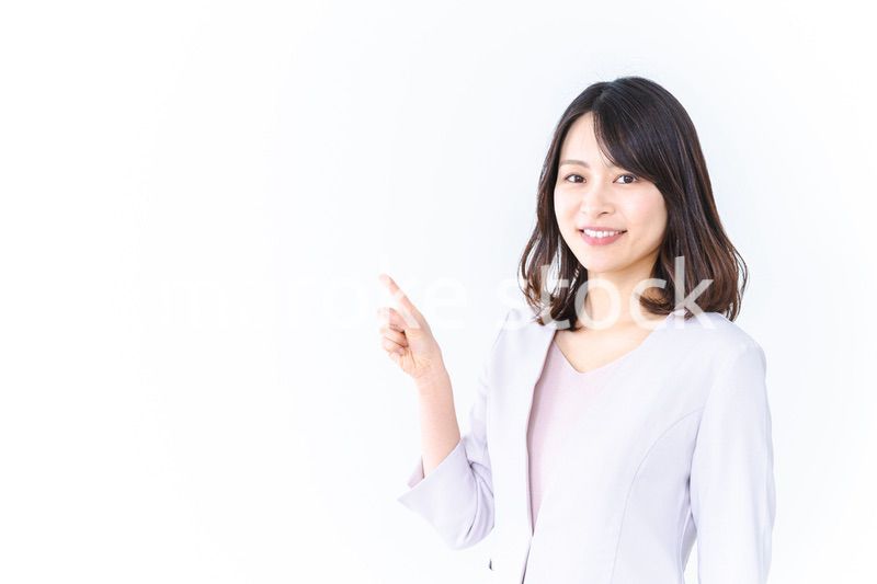 笑顔で指差すキャリアウーマン