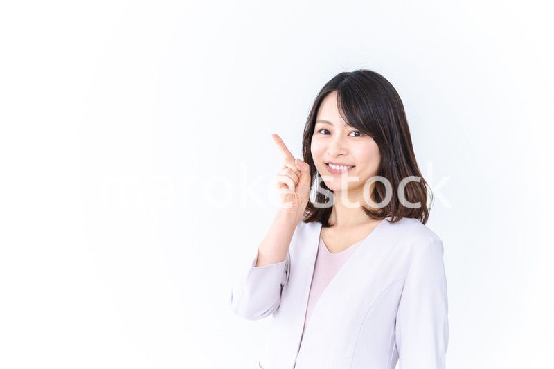 笑顔で指差すキャリアウーマン