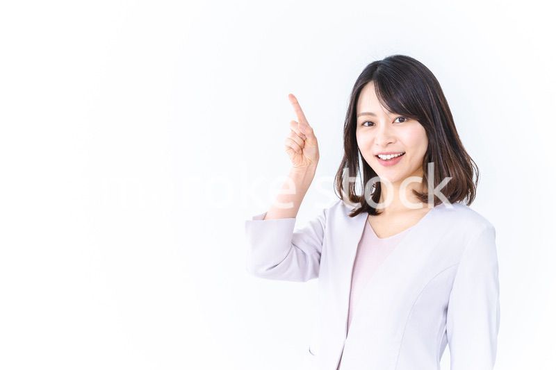 笑顔で指差すキャリアウーマン