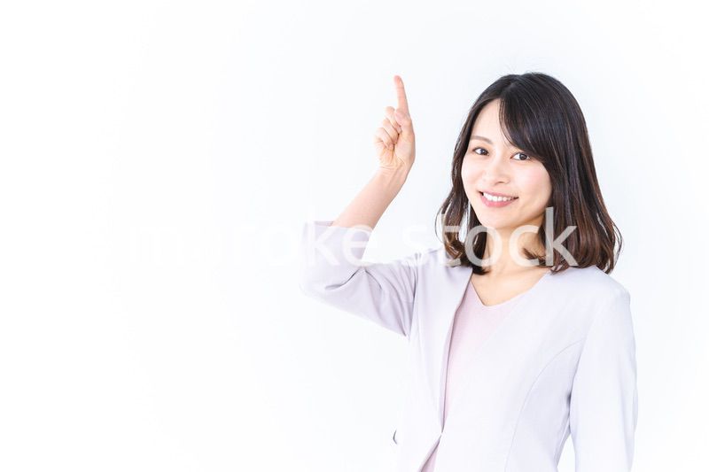 笑顔で指差すキャリアウーマン