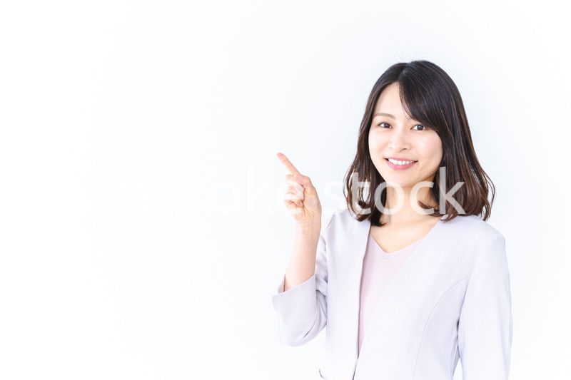 笑顔で指差すキャリアウーマン