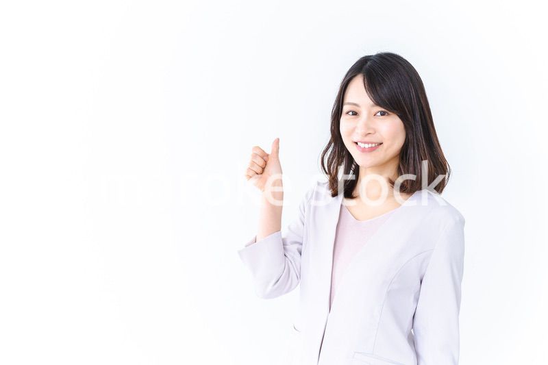 笑顔でグッドサインをするキャリアウーマン