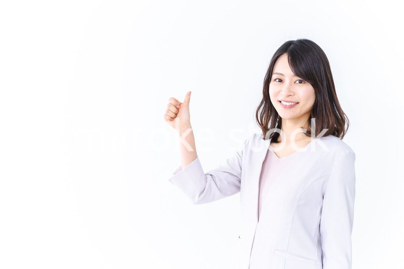 笑顔でグッドサインをするキャリアウーマン