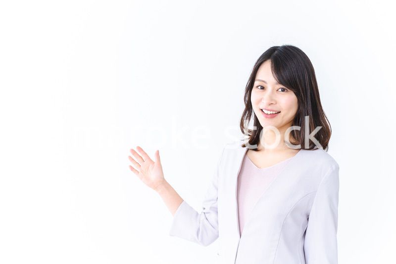 笑顔でご案内をする女性