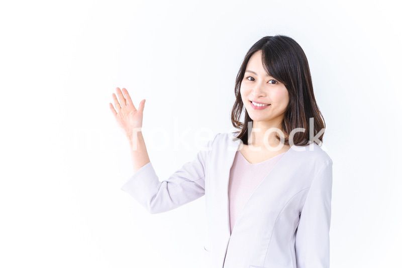 笑顔でご案内をする女性