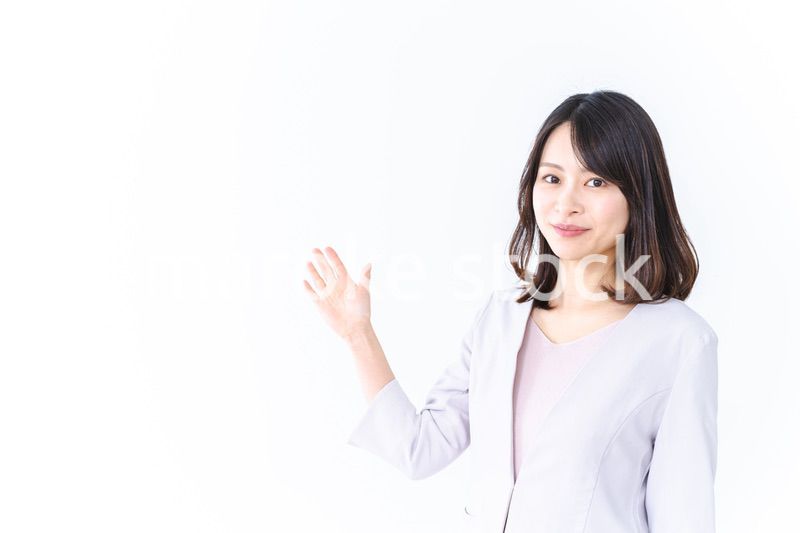 笑顔でご案内をする女性