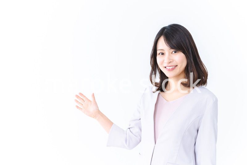 笑顔でご案内をする女性