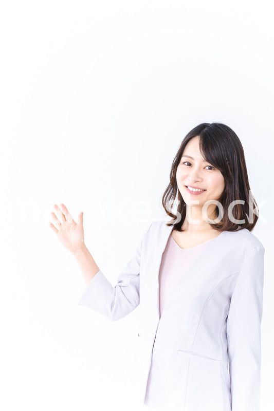 笑顔でご案内をする女性