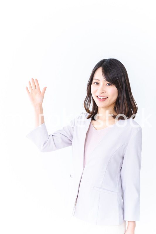 笑顔でご案内をする女性