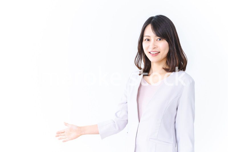 笑顔でご案内をする女性