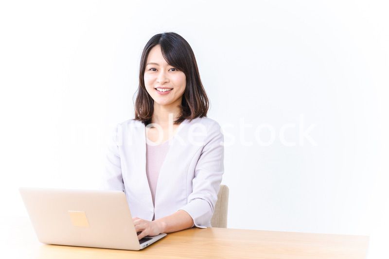 パソコン作業をする若い女性