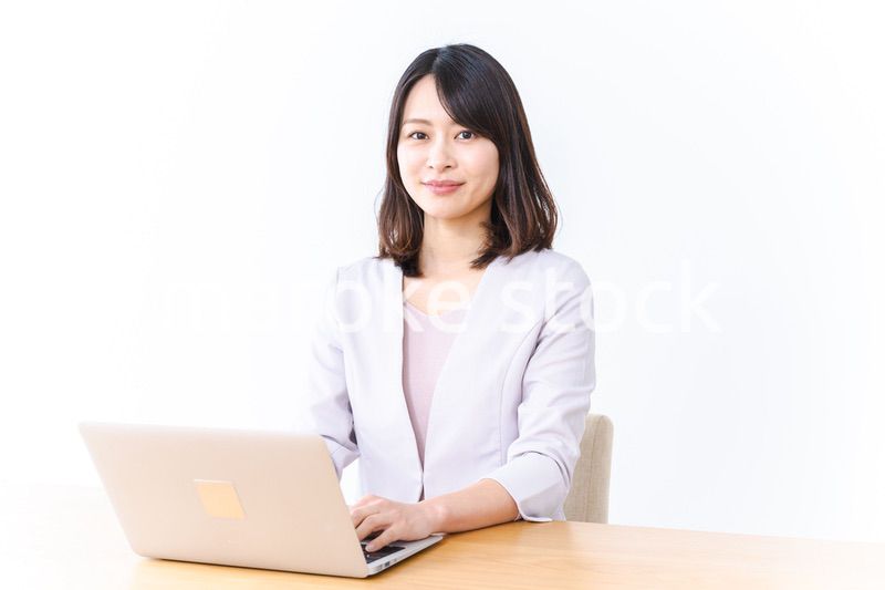 パソコン作業をする若い女性