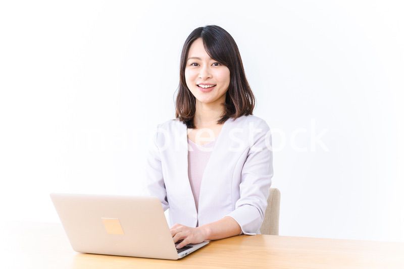 パソコン作業をする若い女性