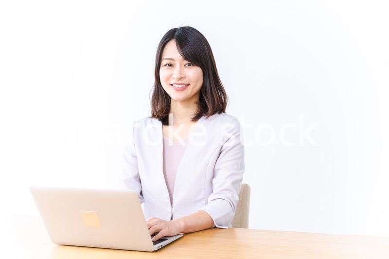 パソコン作業をする若い女性