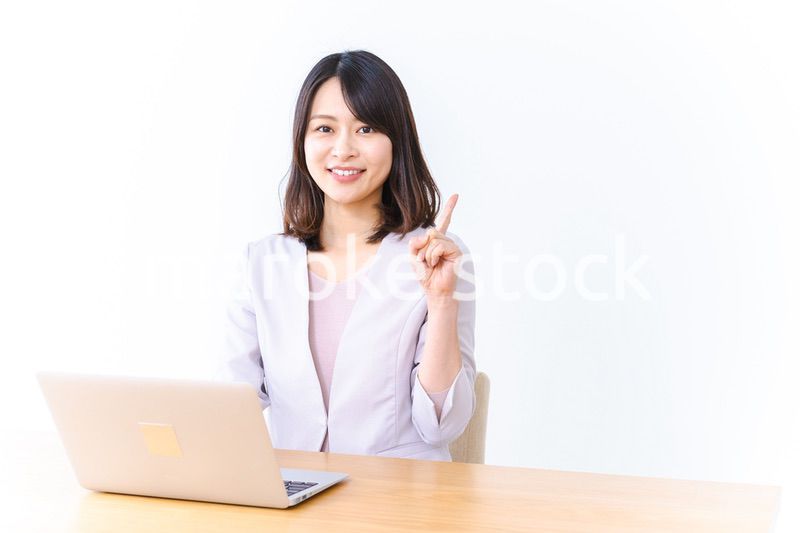 パソコン作業をする若い女性