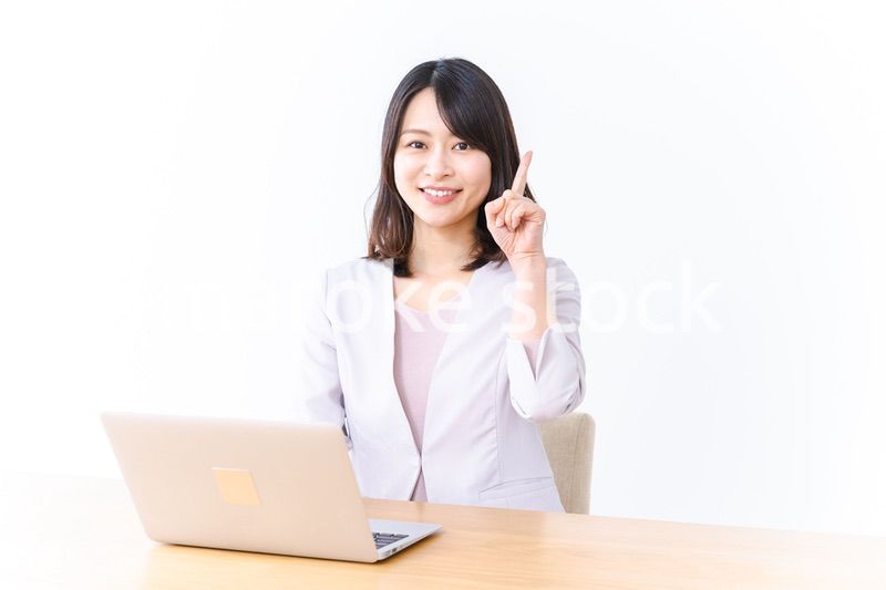 パソコン作業をする若い女性