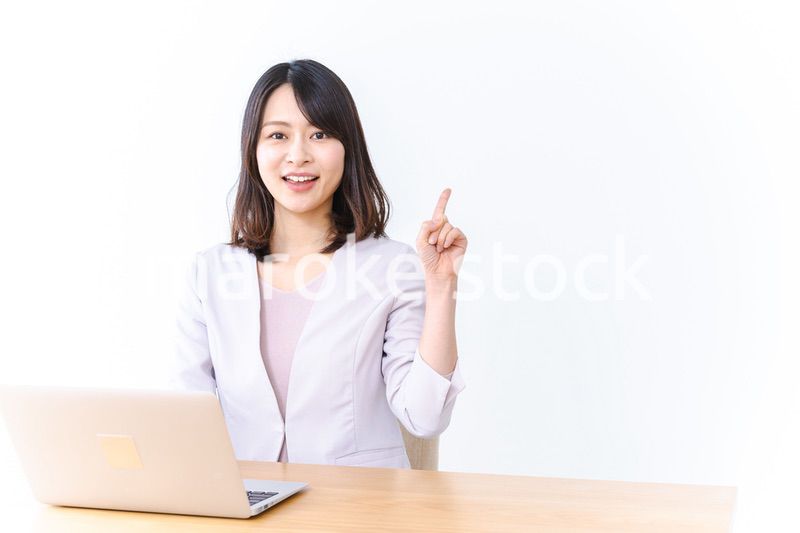 パソコン作業をする若い女性