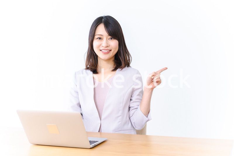 パソコン作業をする若い女性