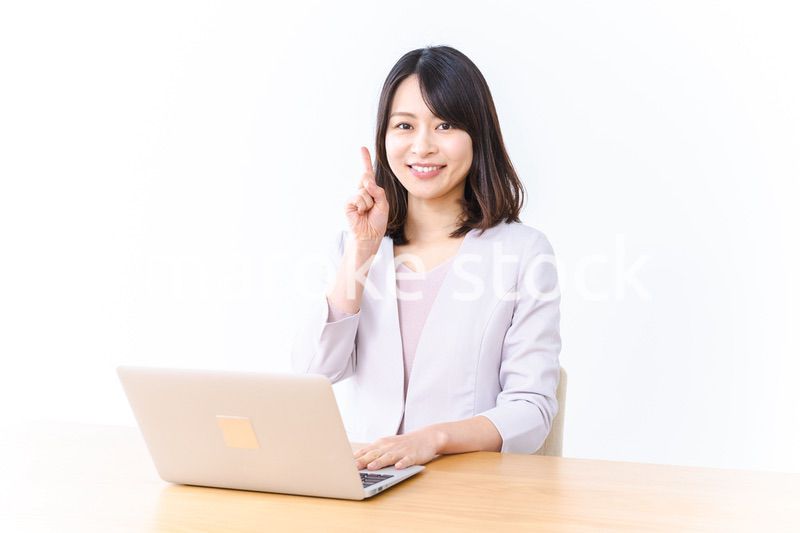 パソコン作業をする若い女性