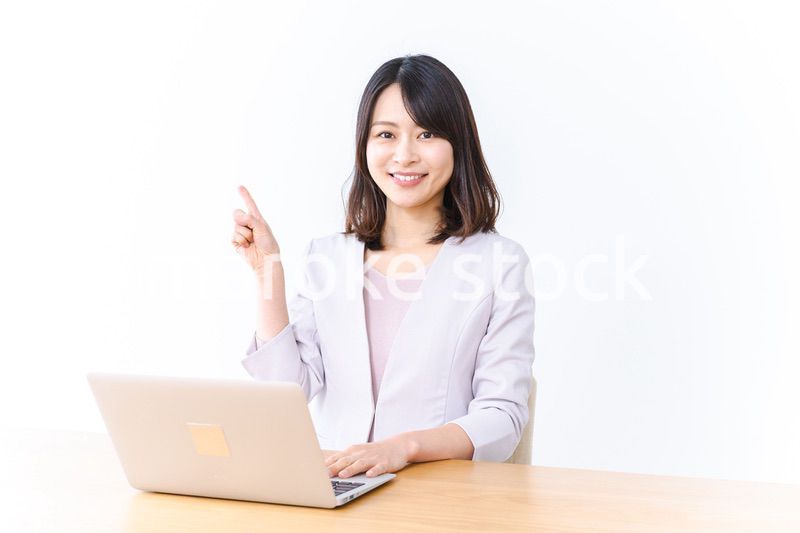 パソコン作業をする若い女性