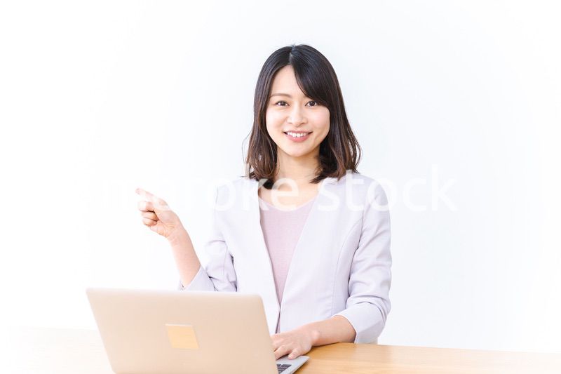 パソコン作業をする若い女性