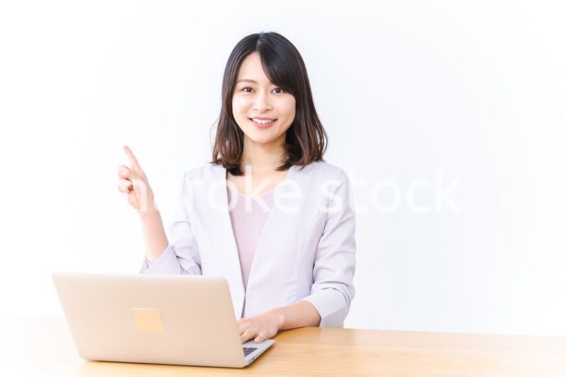 パソコン作業をする若い女性