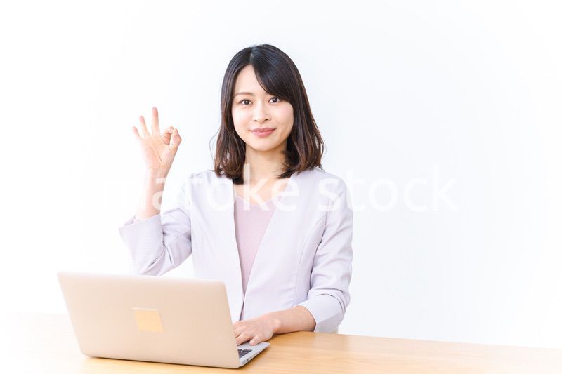 パソコン作業をする若い女性