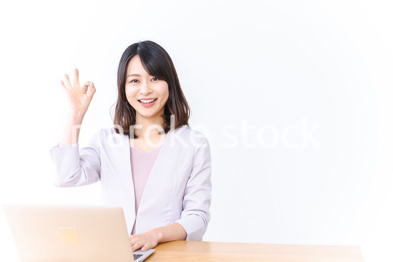 パソコン作業をする若い女性