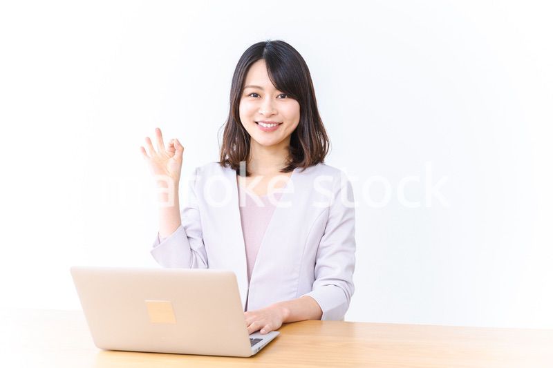 パソコン作業をする若い女性