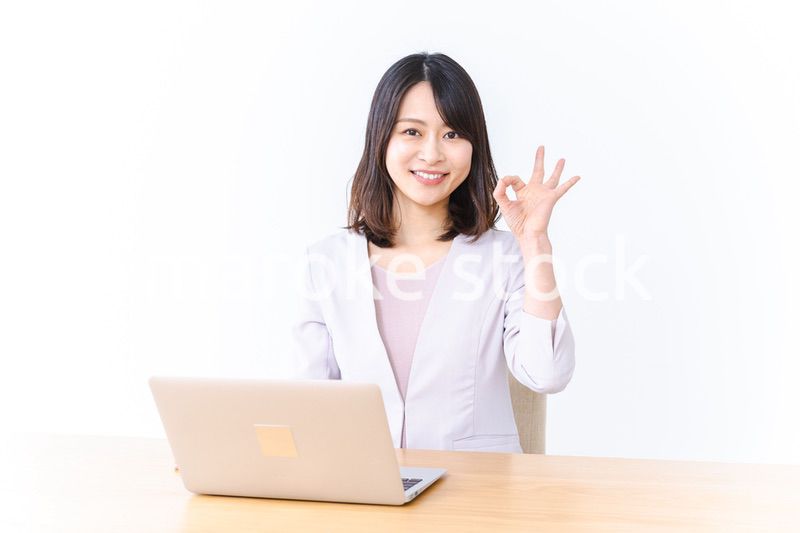 パソコン作業をする若い女性