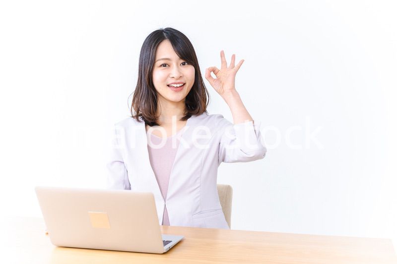 パソコン作業をする若い女性