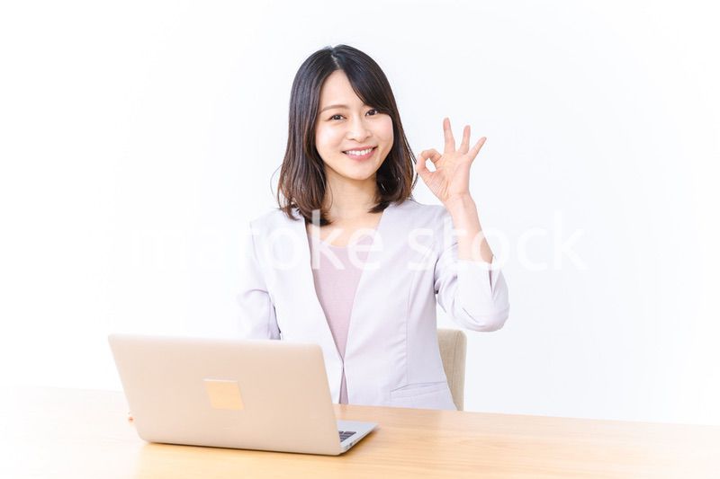 パソコン作業をする若い女性