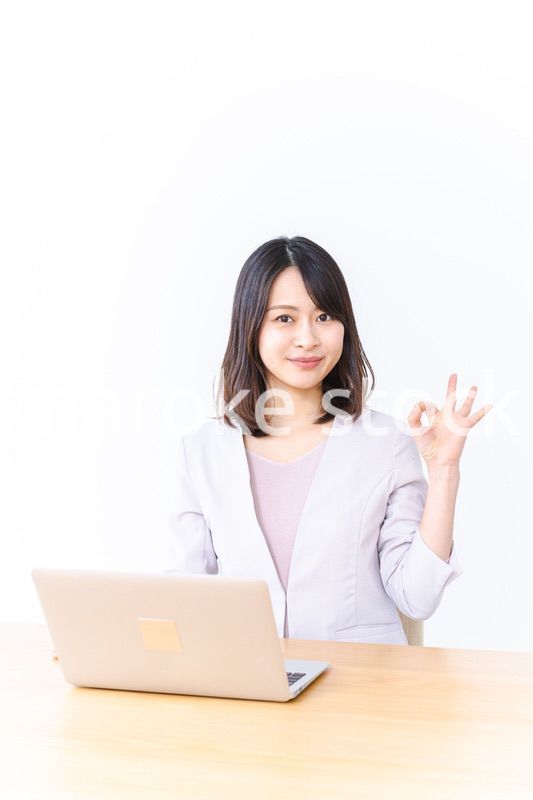 パソコン作業をする若い女性