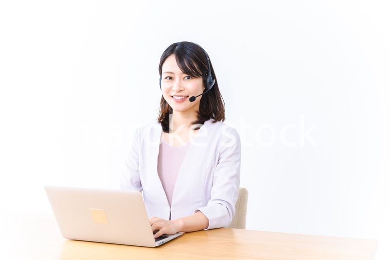 コールセンターでお客様対応をする若い女性