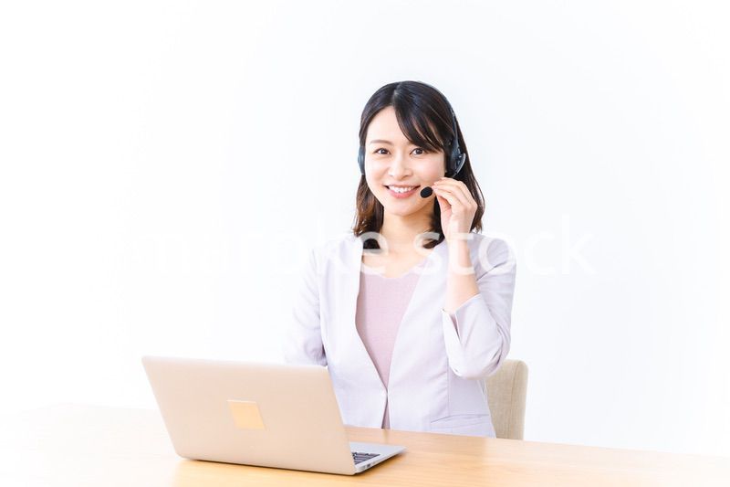 コールセンターでお客様対応をする若い女性