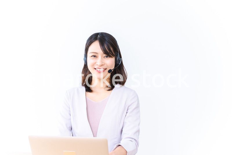 コールセンターでお客様対応をする若い女性