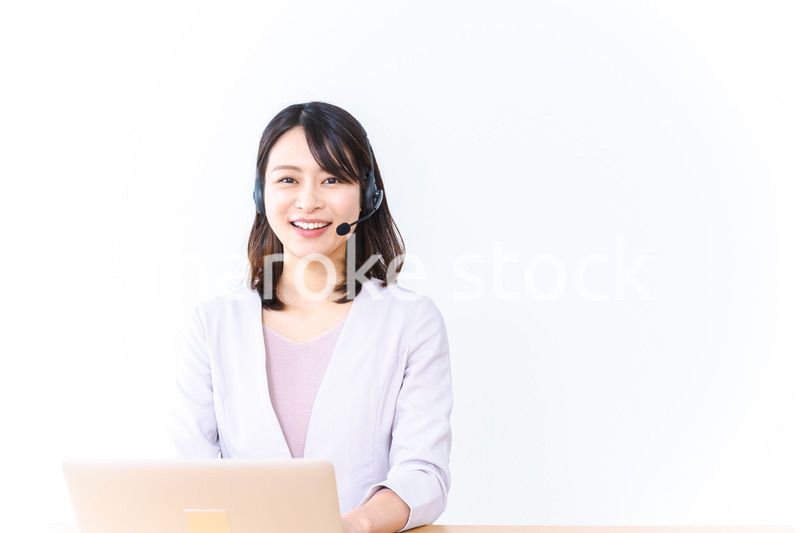 コールセンターでお客様対応をする若い女性