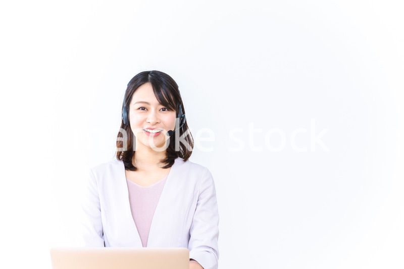 コールセンターでお客様対応をする若い女性