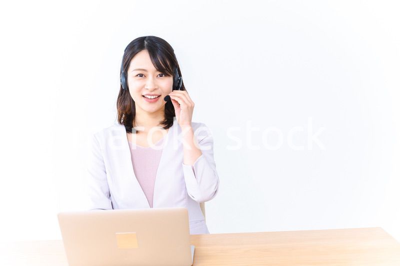 コールセンターでお客様対応をする若い女性