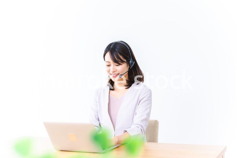 コールセンターでお客様対応をする若い女性