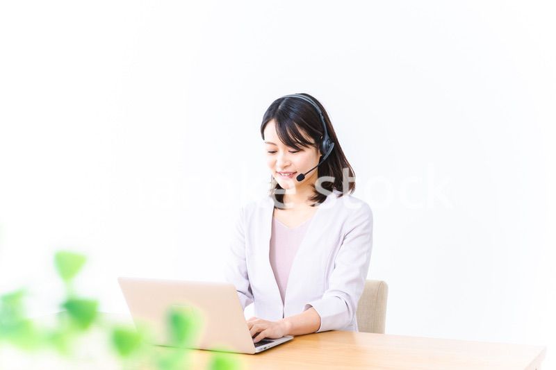 コールセンターでお客様対応をする若い女性